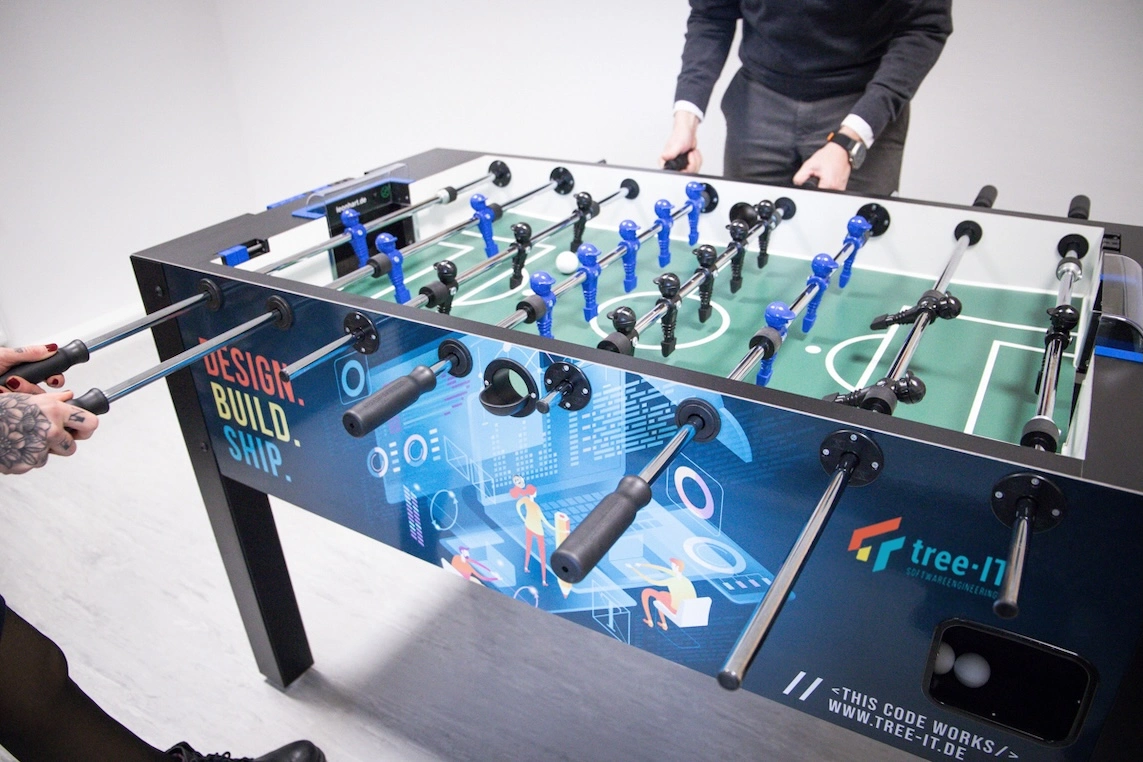 Gemeinsam gewinnen – auf dem Spielfeld und im Code.
Erfolg entsteht nicht nur durch großartige Software, sondern vor allem durch großartige Teams. Bei uns zählt echte Zusammenarbeit, offene Kommunikation und jede Menge Teamspirit – sei es beim Coden, in Meetings oder bei einer Runde Tischkicker.
Wir lieben es, Ideen auszutauschen, uns gegenseitig zu pushen und gemeinsam an innovativen Lösungen zu arbeiten. Denn wir wissen: Nur wer sich wohlfühlt, kann sein volles Potenzial entfalten.
Lust, mehr über uns zu erfahren? Dann tauch ein in unsere Story!