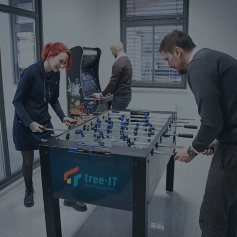 Bild von spielenden Menschen im Sozialraum